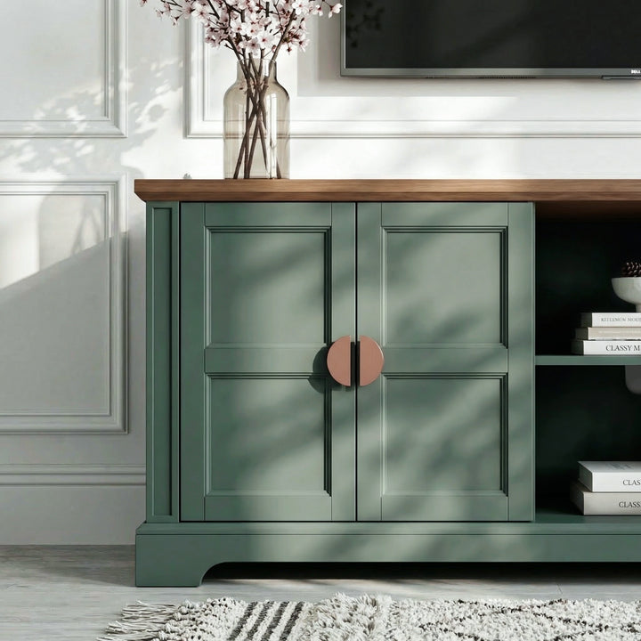 [Green | 170cm] Bellford close-up of golden half-moon handle against the green shaker door panel with oak top above
