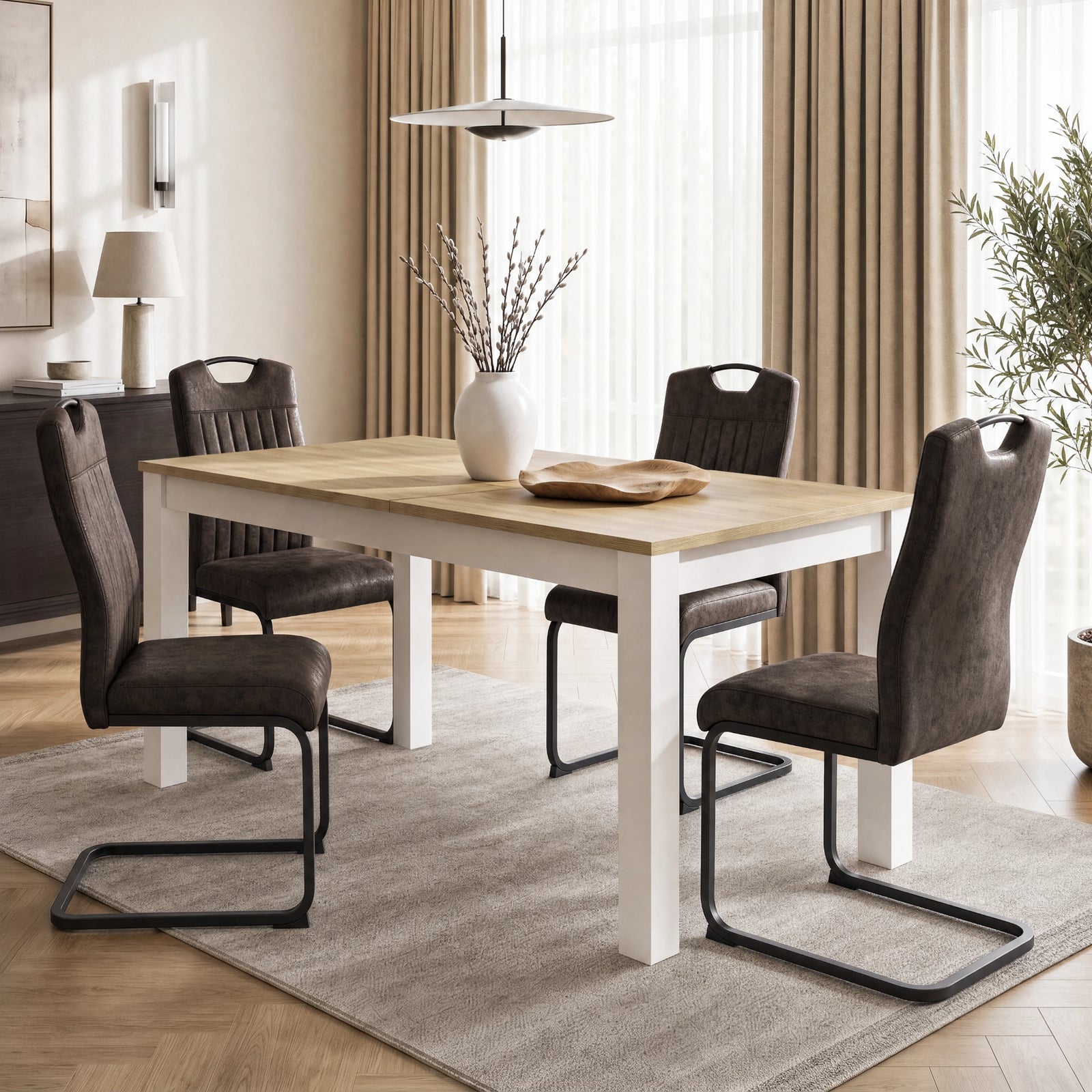 [140cm | Light Oak] Closed 140cm extendable table with four brown chairs, light-oak top, vase, wooden tray and cream-white frame.