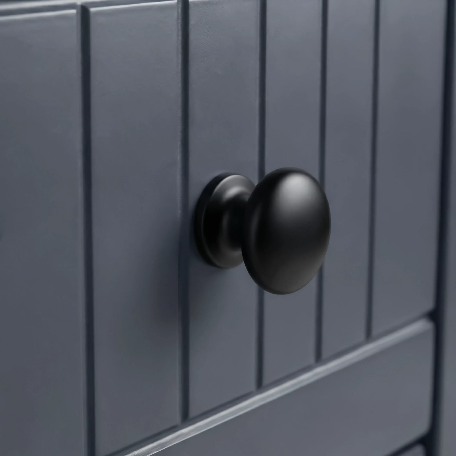 [Blue] Linra 5-drawer chest close-up of round solid black knob handle on a beaded panel painted drawer front