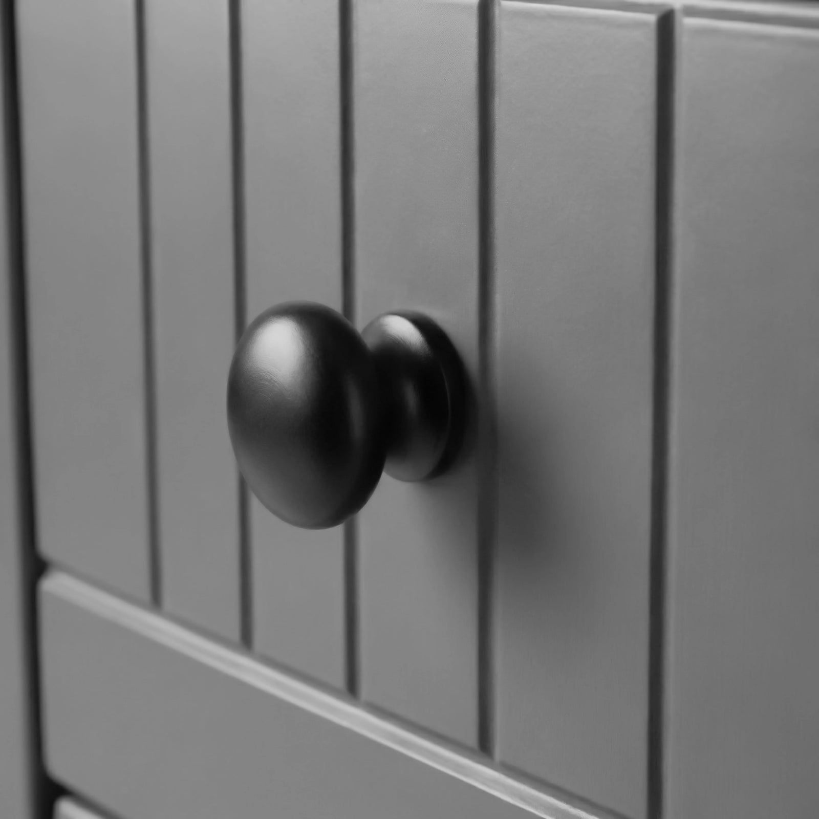 [Grey] Linra 3-drawer chest close-up of round solid black knob handle on a beaded panel painted drawer front