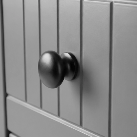 [Grey] Linra 4-drawer chest close-up of round solid black knob handle on a beaded panel painted drawer front