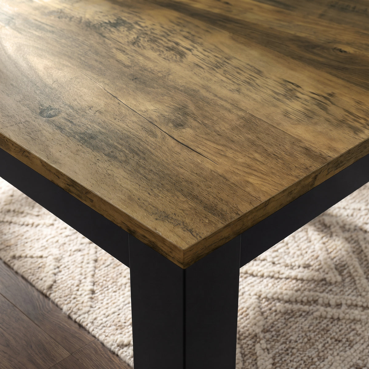 [140cm | Oak] Close-up of wood-effect tabletop grain, beveled edge, square leg, and underframe over rug