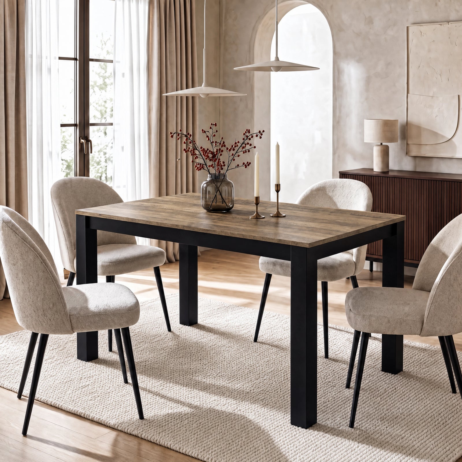 [140cm | Oak] Closed 140cm extendable table with four brown chairs, light oak top, vase, wooden tray and cream-white frame.
