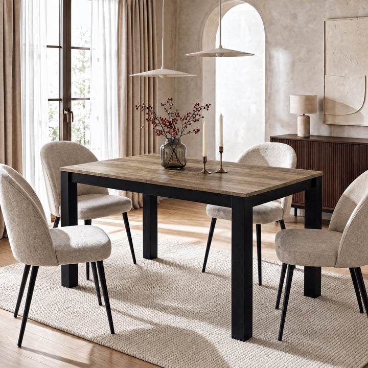 [140cm | Oak] Closed 140cm extendable table with four brown chairs, light oak top, vase, wooden tray and cream-white frame.